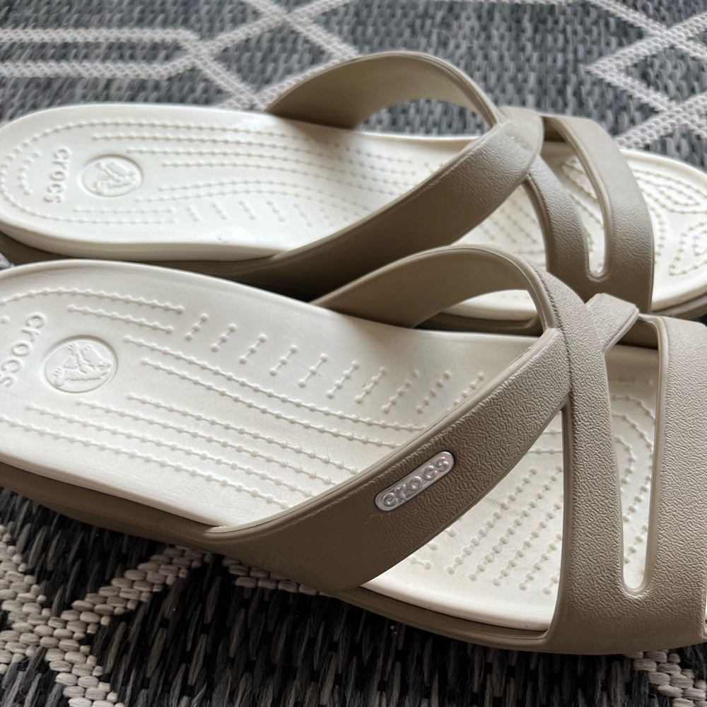 Ladies 9 crocs beige